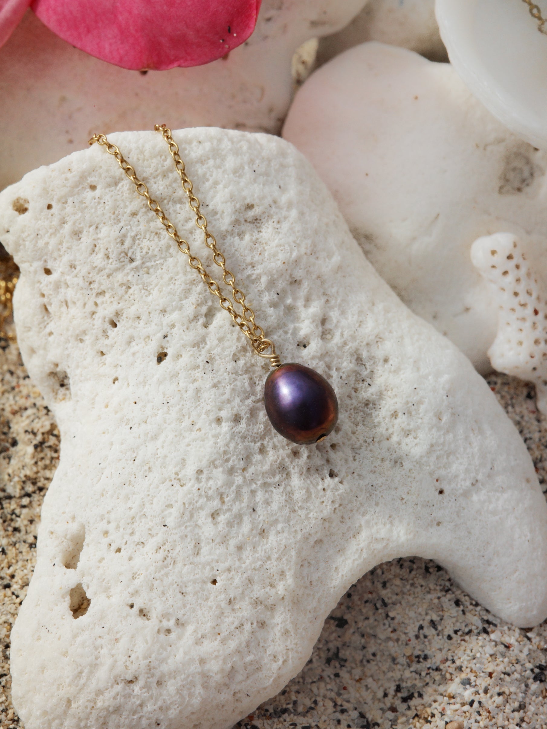 Collier Hitam - House of Marlow